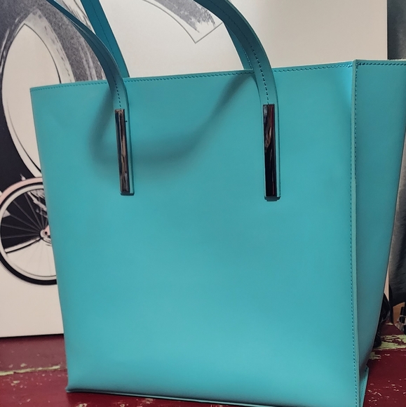 Beautiful Vera Pelle Trapeze Tote - Picture 7 of 9